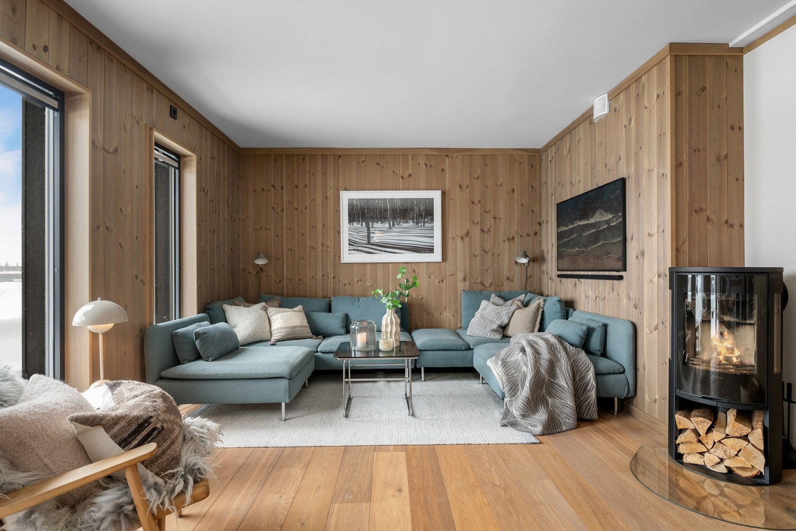 Det er gode møbleringsmuligheter med plass til flere sosiale soner. Innerst i stuen er det plass for en god sofagruppe og øvrig møblement. Galleribilde