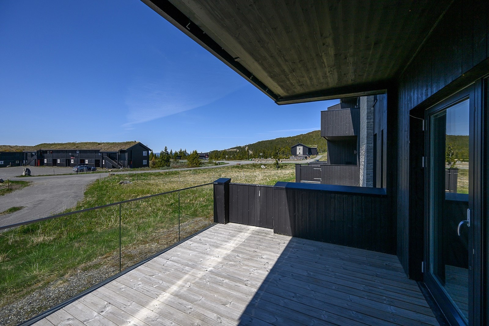 Overbygget vestvendt terrasse med fin utsikt mot bl.a. Hafjelltoppen. Galleribilde