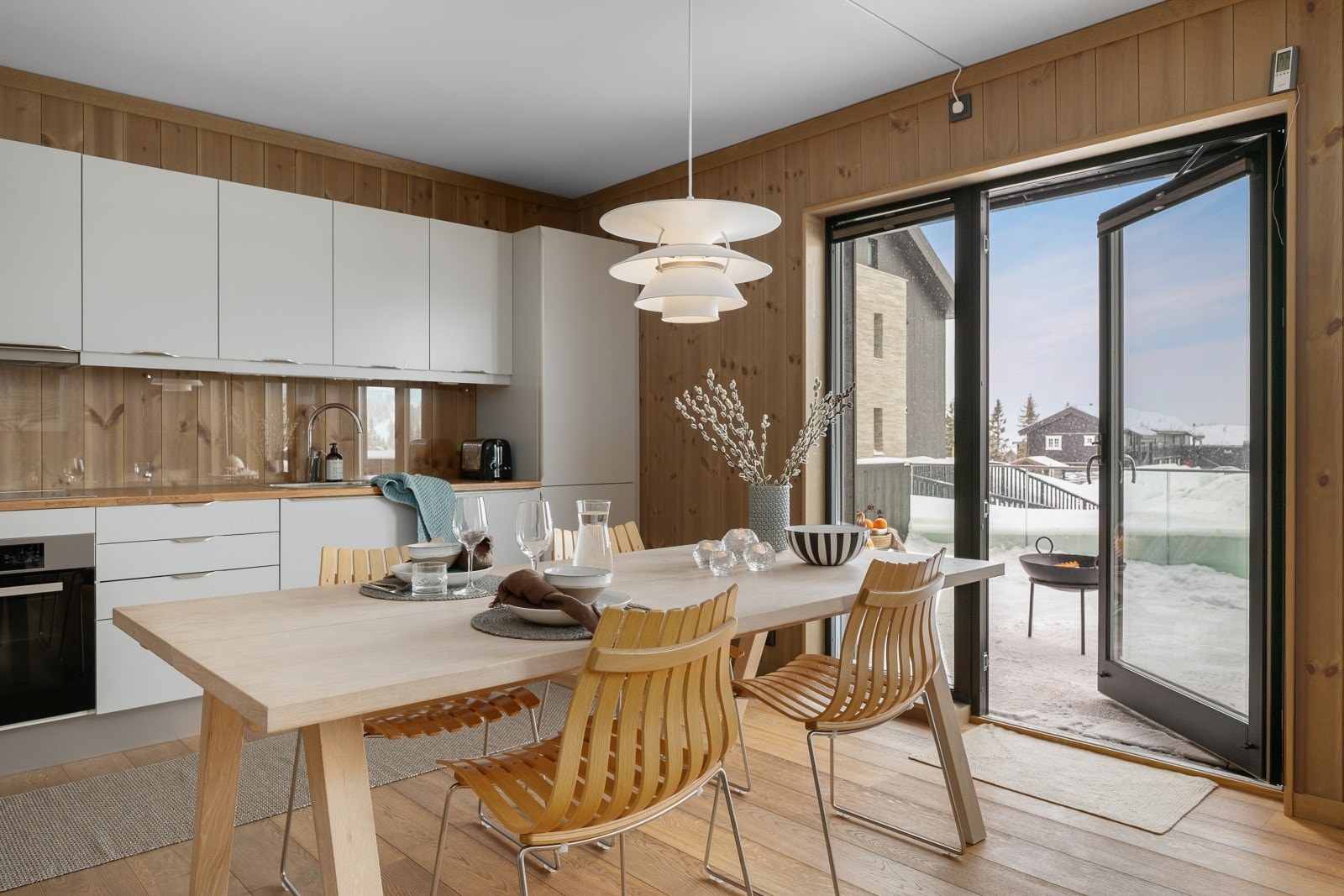 Innredningen har forøvrig integrert platetopp, stekeovn, oppvaskmaskin og kombiskap. Galleribilde