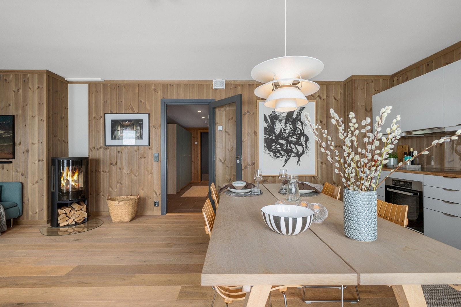 Kjøkkenet er både pent og praktisk utbygget med det du trenger av plass i skap, skuffer og på benk. Galleribilde