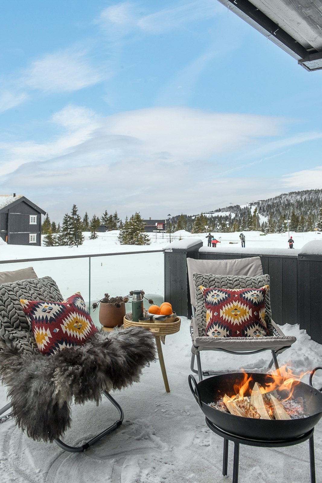Overbygget vestvendt terrasse med fin utsikt mot bl.a. Hafjelltoppen. Galleribilde