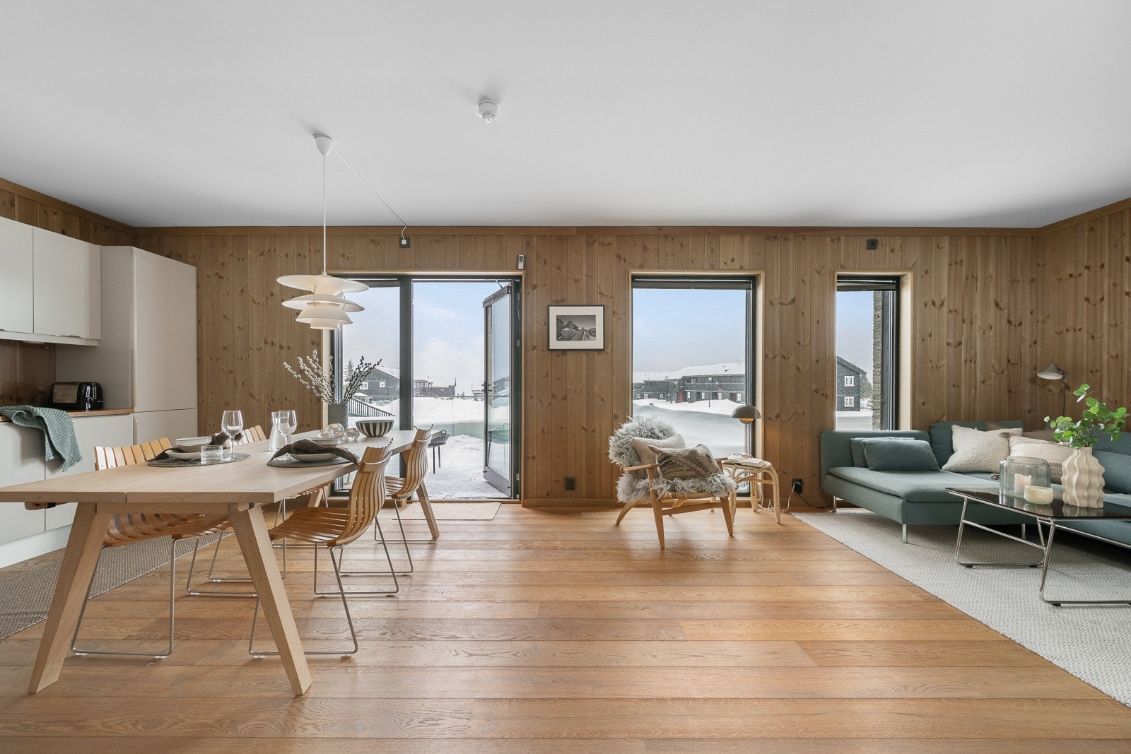 Store vinduer slipper inn rikelig med naturlig lys. Galleribilde