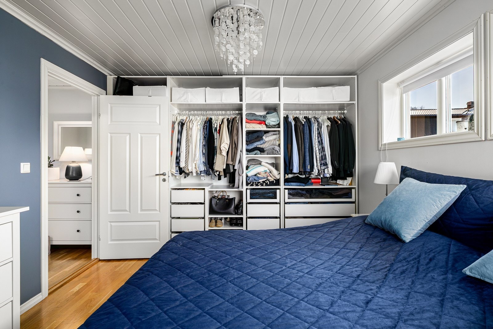 Med 5 soverom byr denne boligen på rikelig med plass til hele familien. Her er bilde fra soverom i 1.etg. Galleribilde