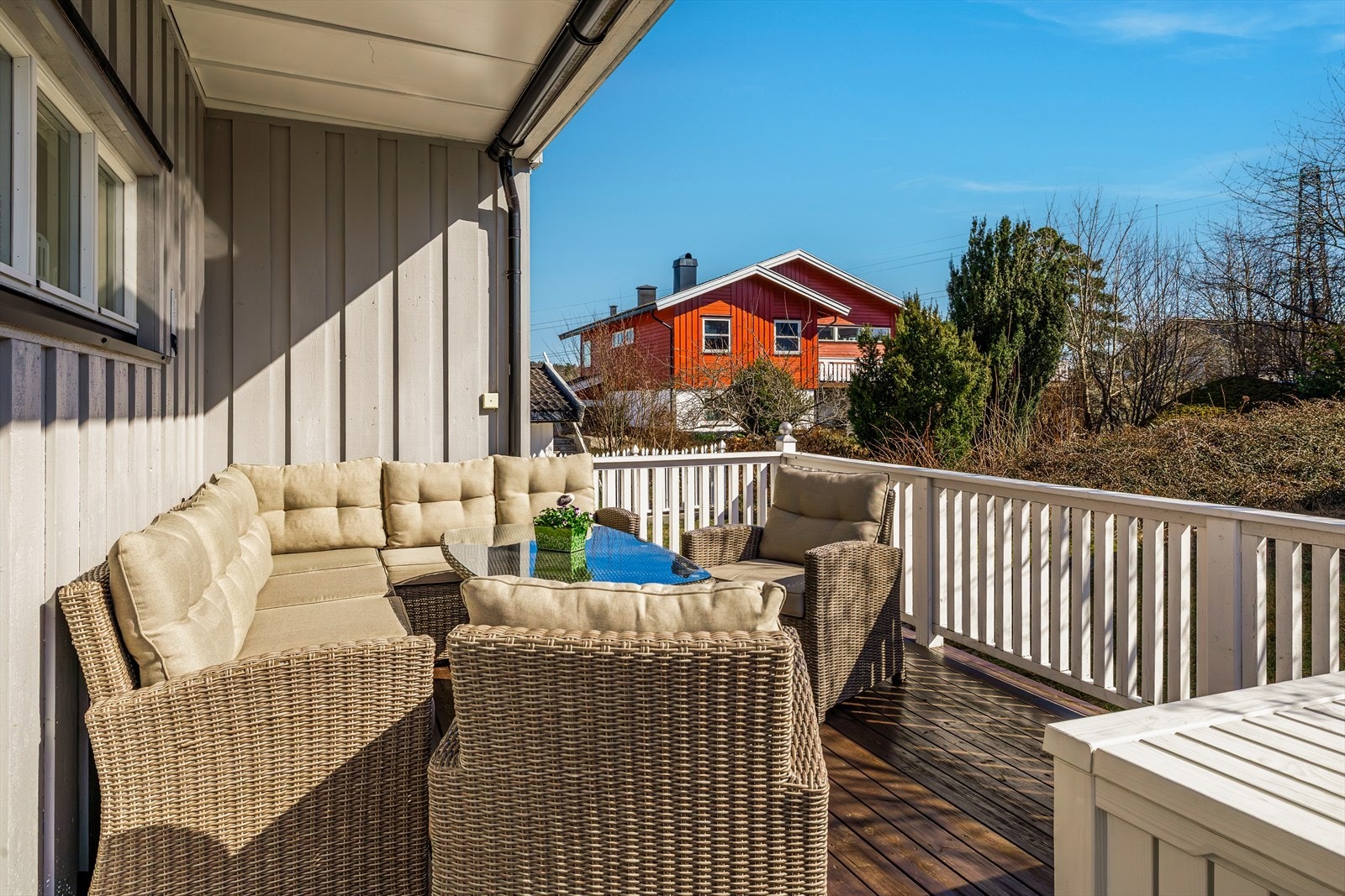 Boligen har flere flotte uteplasser. Her har man også mulighet for å sitte tørt grunnet takoverbygg. Galleribilde