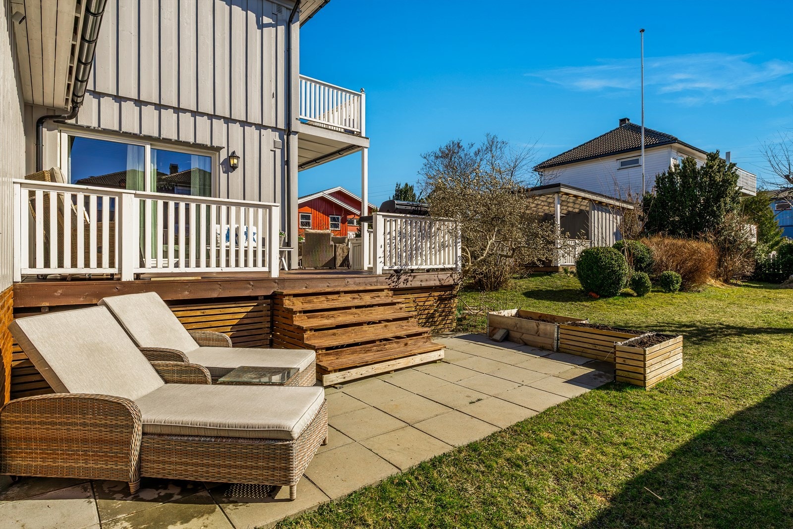 Uteområdet er en av boligens store kvaliteter - her finner du flere flotte, solrike uteplasser, perfekt for morgenkaffen, grilling med venner eller avslapning i solen. Galleribilde