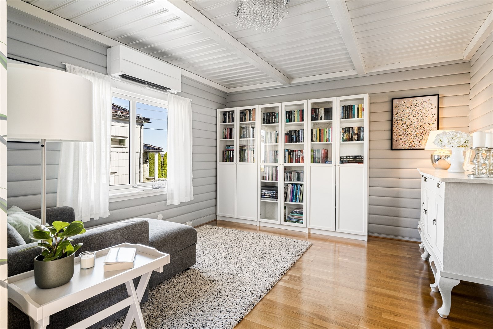 Stor to-delt stue med adkomst til kjøkken. Galleribilde