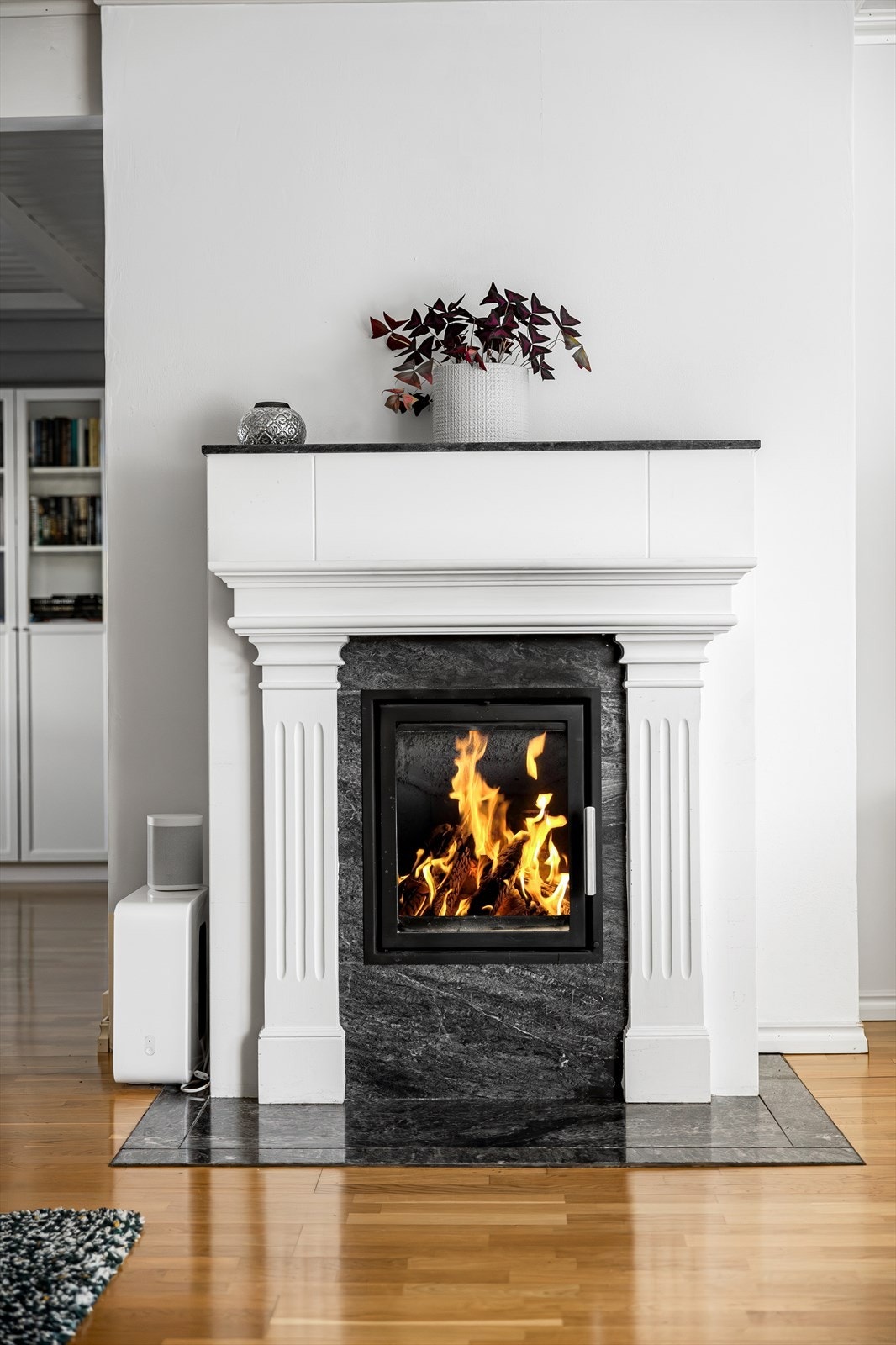 Flott nyere peis i stuen. Galleribilde