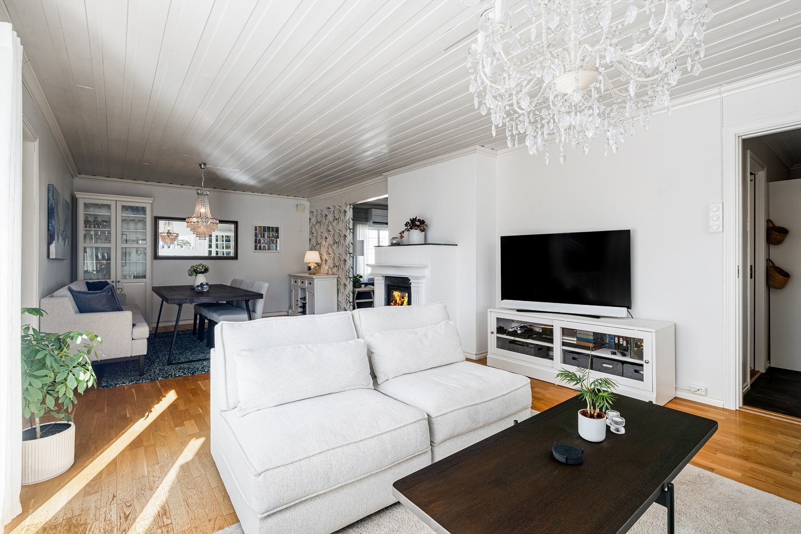 Stor stue med mange løsninger for møblering. Galleribilde