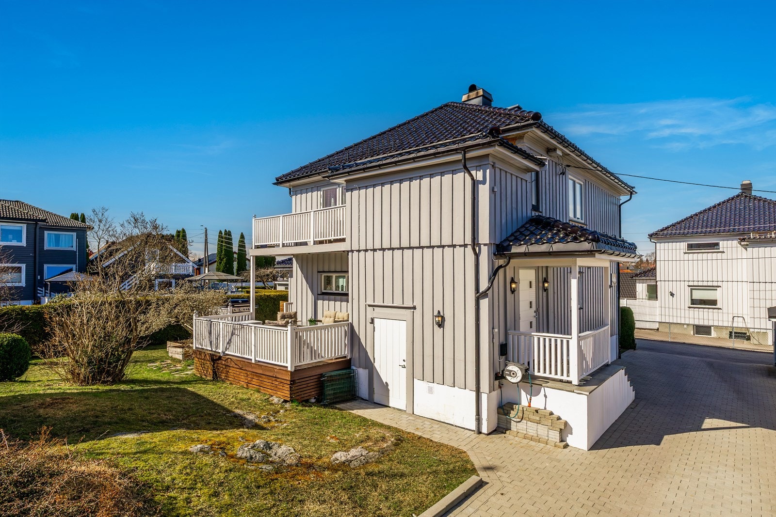 Den lettstelte og barnevennlige hagen gir gode muligheter for lek og rekreasjon. Galleribilde