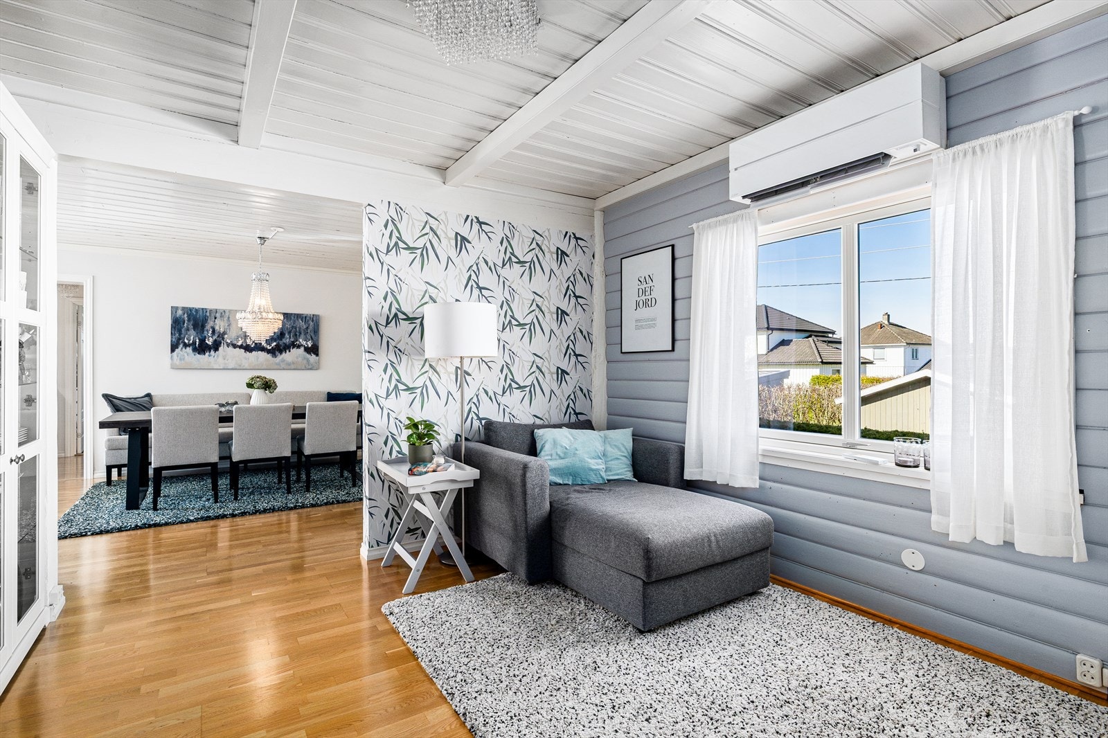 Stor to-delt stue med adkomst til kjøkken. Galleribilde