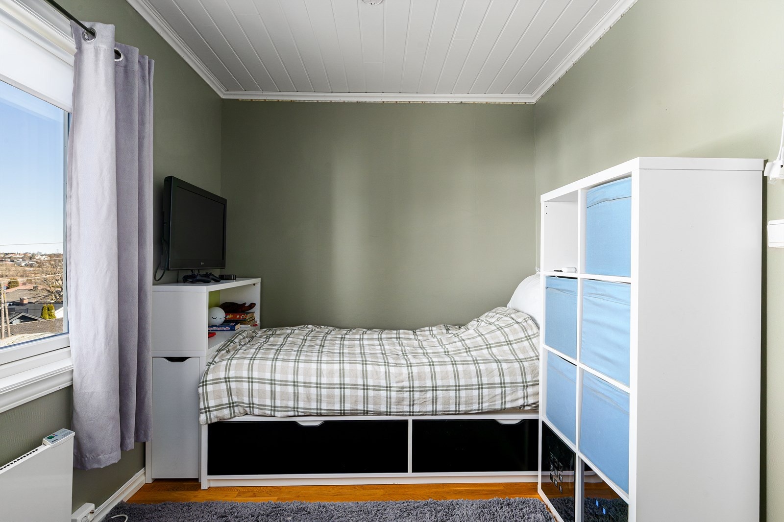 Med 5 soverom byr denne boligen på rikelig med plass til hele familien, hjemmekontor eller gjesterom. Galleribilde