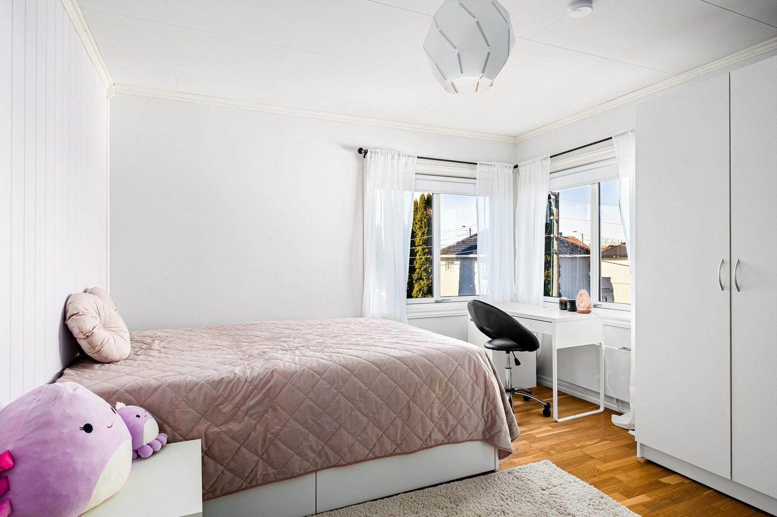 Med 5 soverom byr denne boligen på rikelig med plass til hele familien, hjemmekontor eller gjesterom. Galleribilde