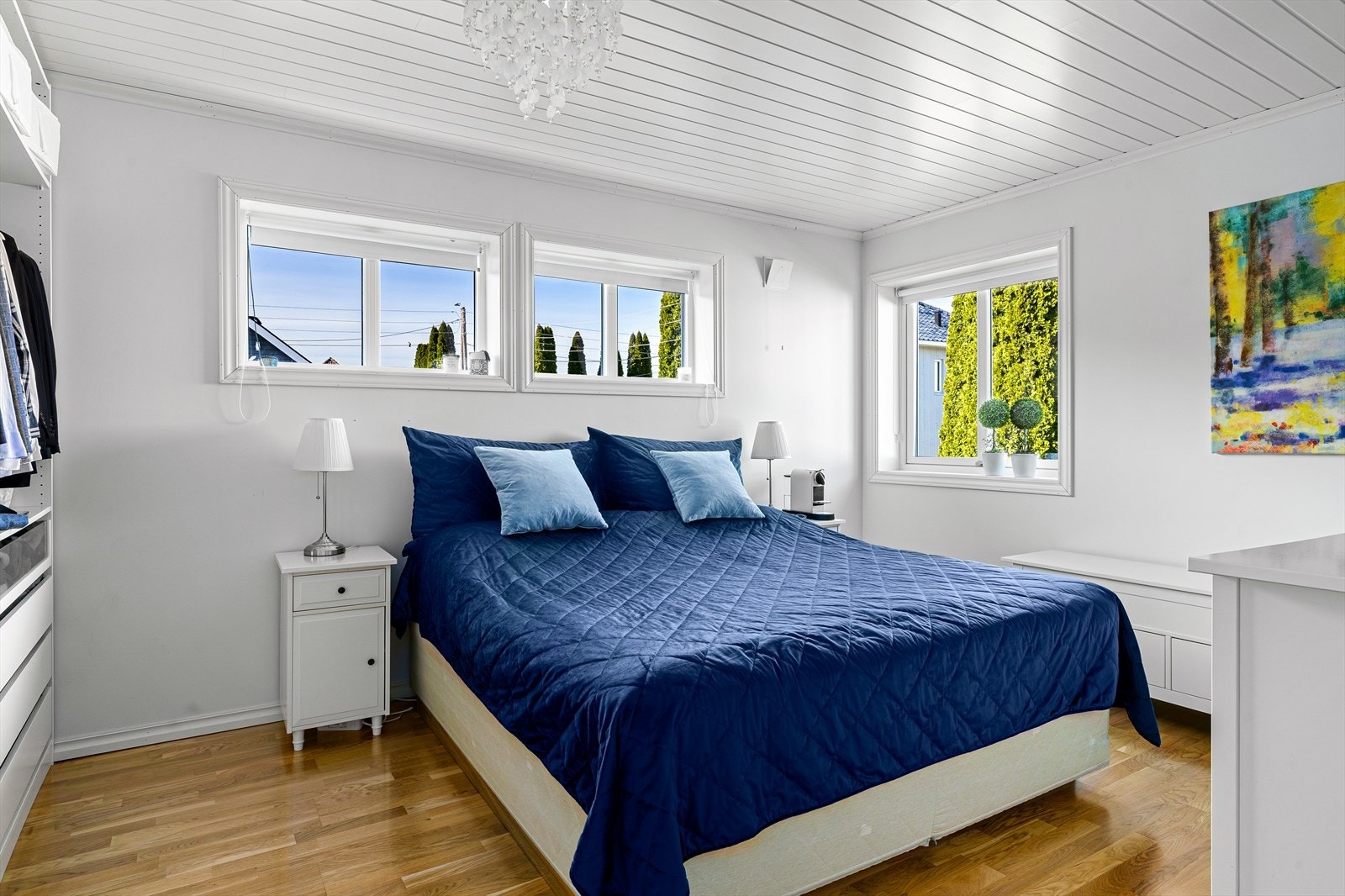 Med 5 soverom byr denne boligen på rikelig med plass til hele familien, hjemmekontor eller gjesterom. Galleribilde