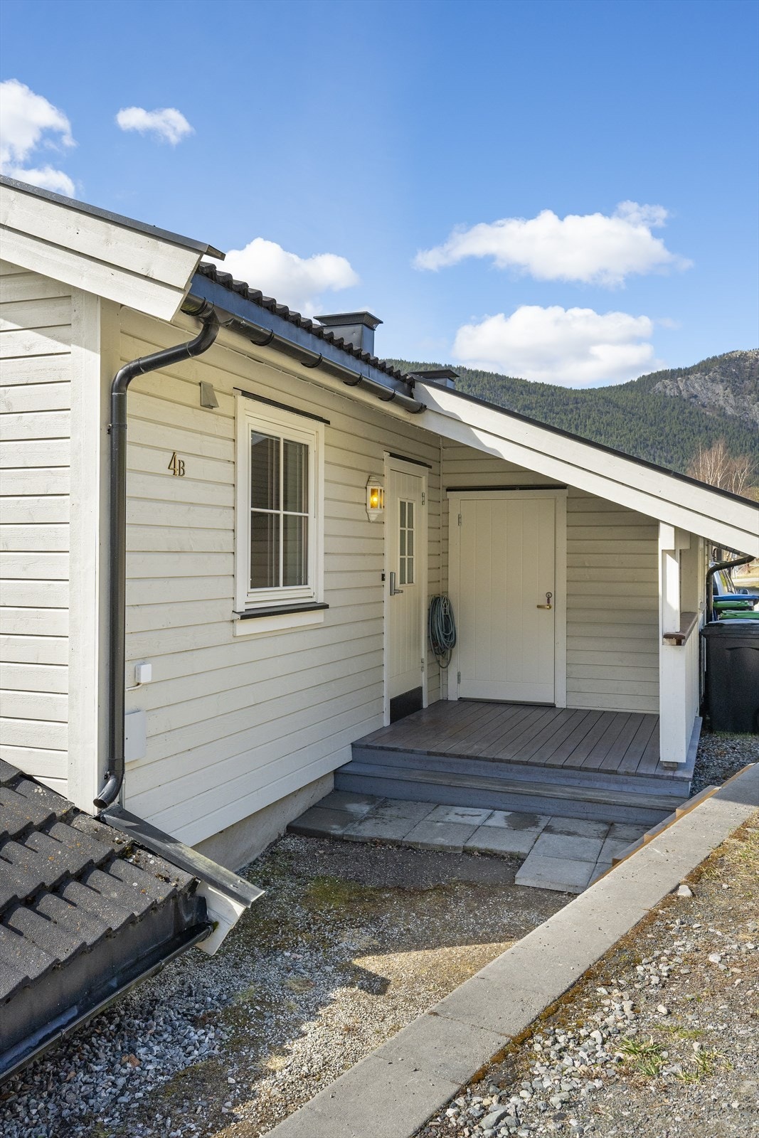 Ved inngangen til boligen er det lagt noen betongheller. Galleribilde