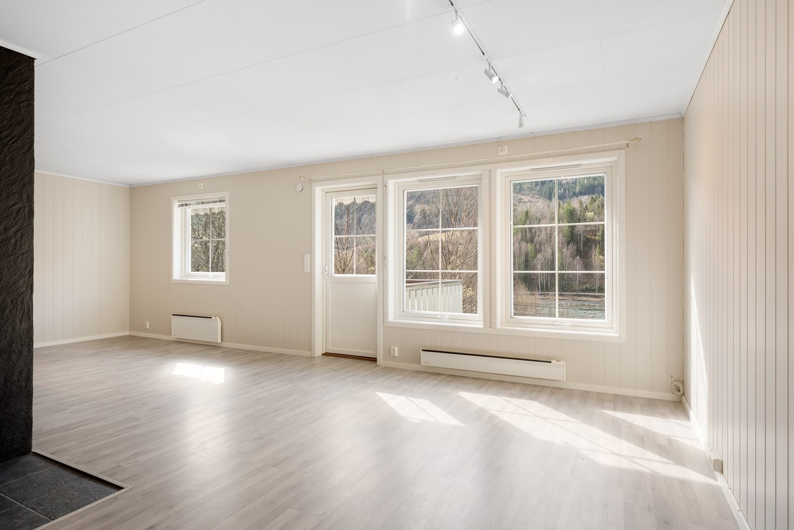 Boligen åpen stue- og kjøkkenløsning. Galleribilde