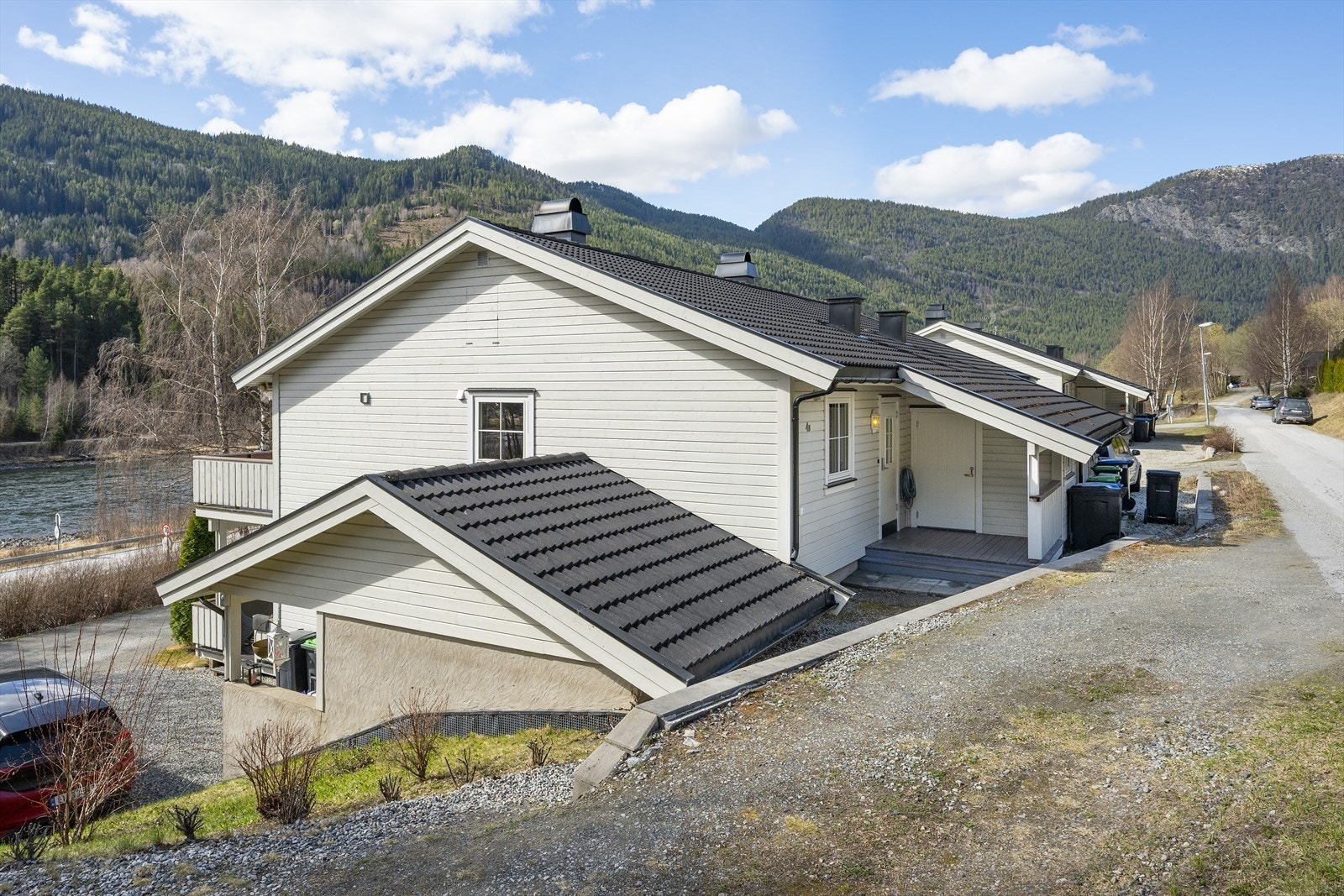 Nærmest trappefri adkomst og et hyggelig, overbygd inngangsparti. Galleribilde