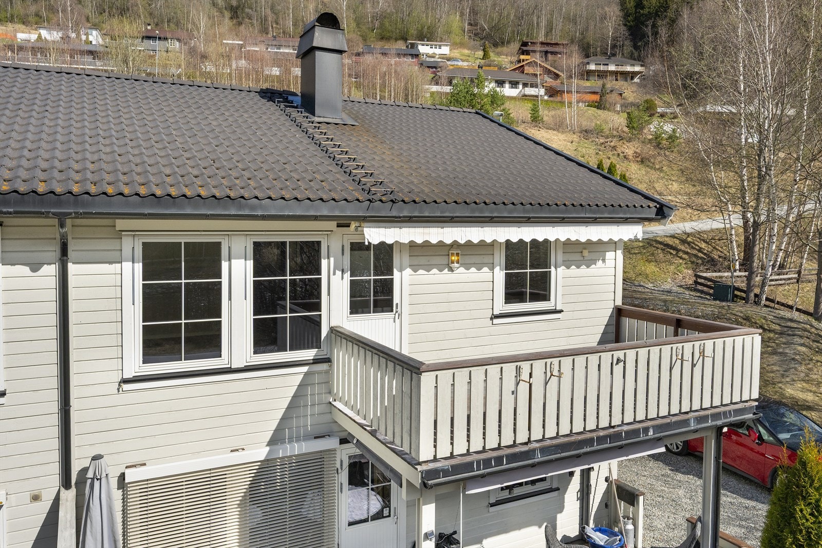 Boligen er del av en firemannsbolig og ligger i byggets 2. etasje. Galleribilde