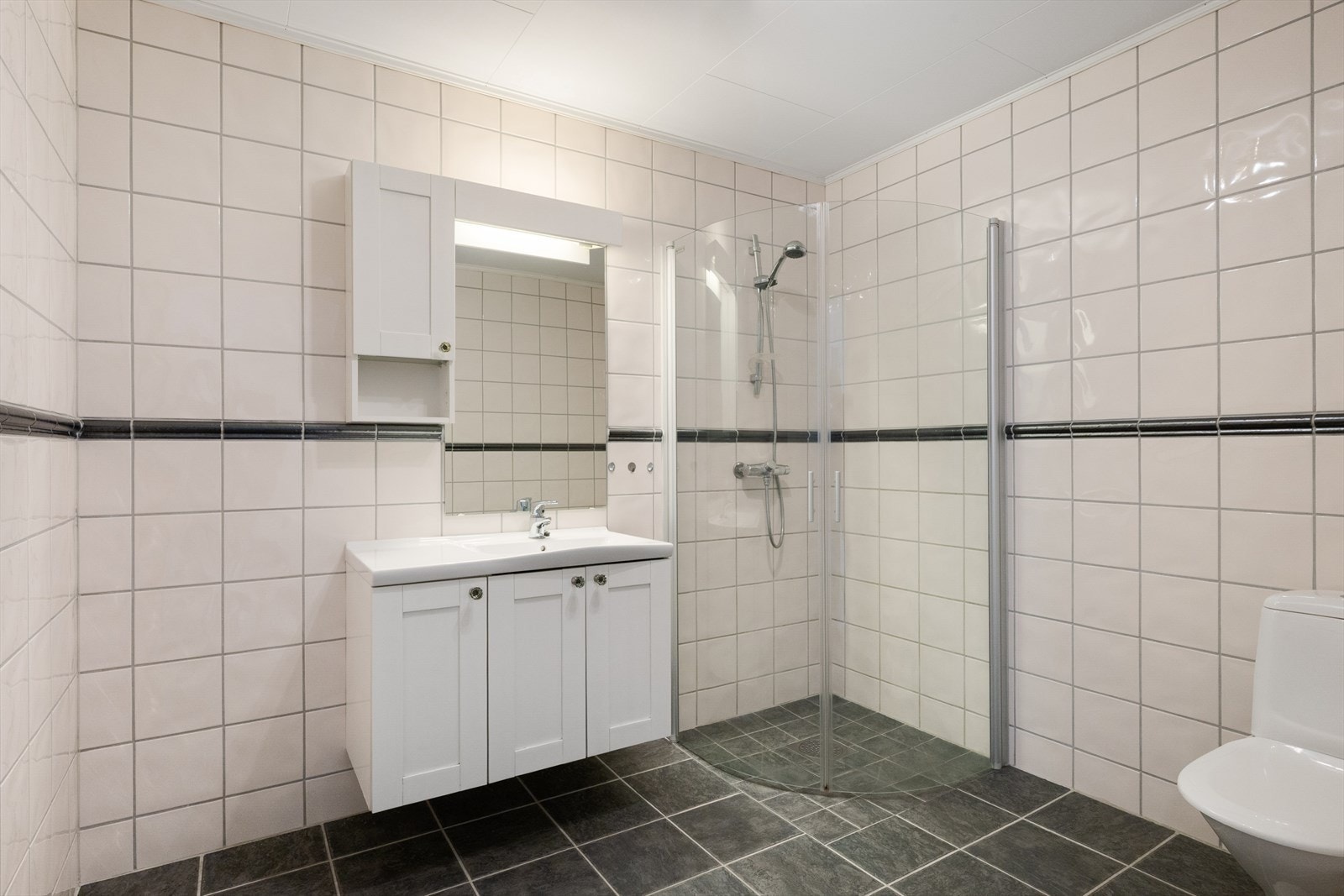 Baderommet har flislagte overflater og varme i gulv. Galleribilde