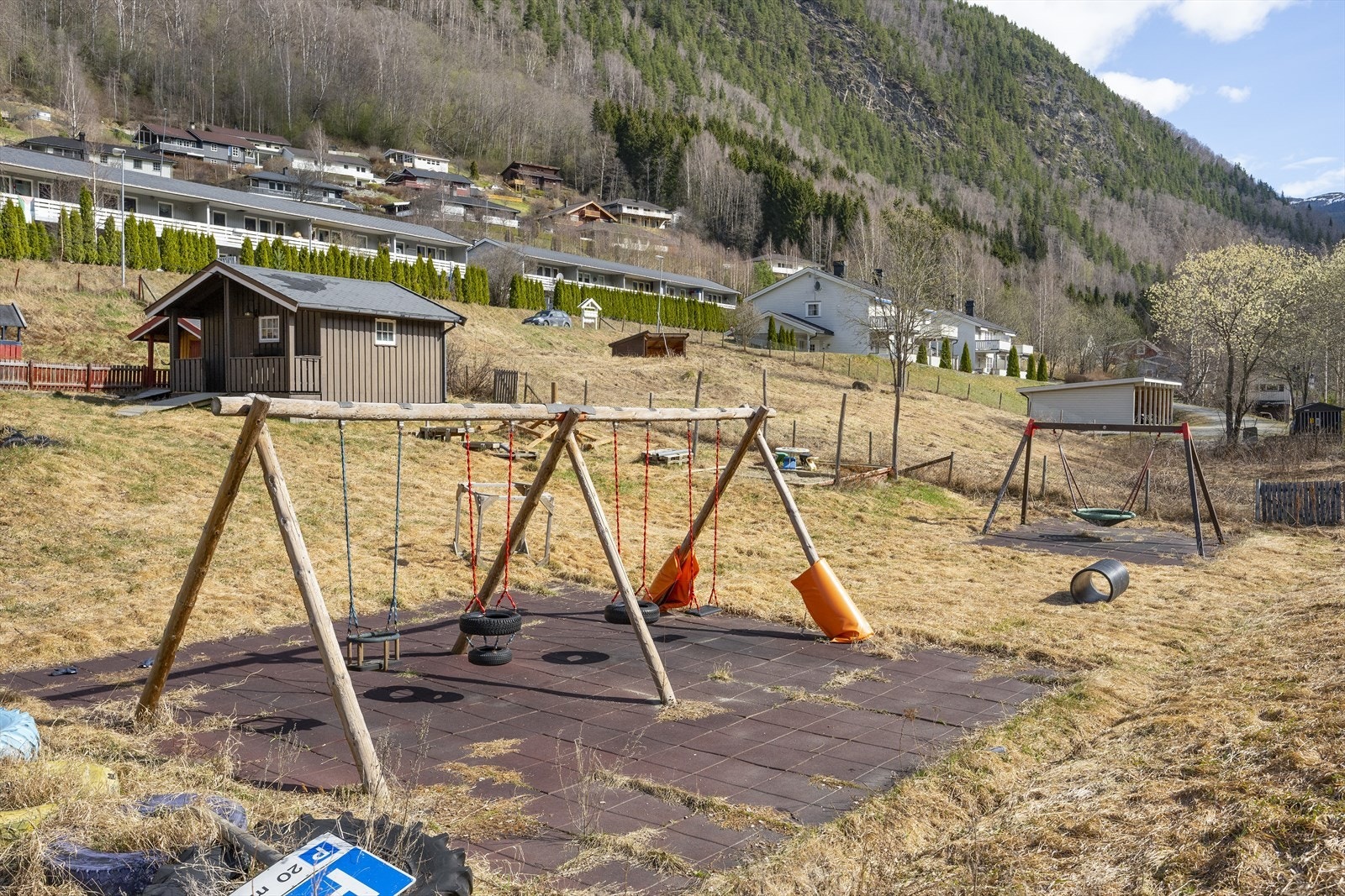 Fellesområde m/huskestativ og lekeapparater. Galleribilde