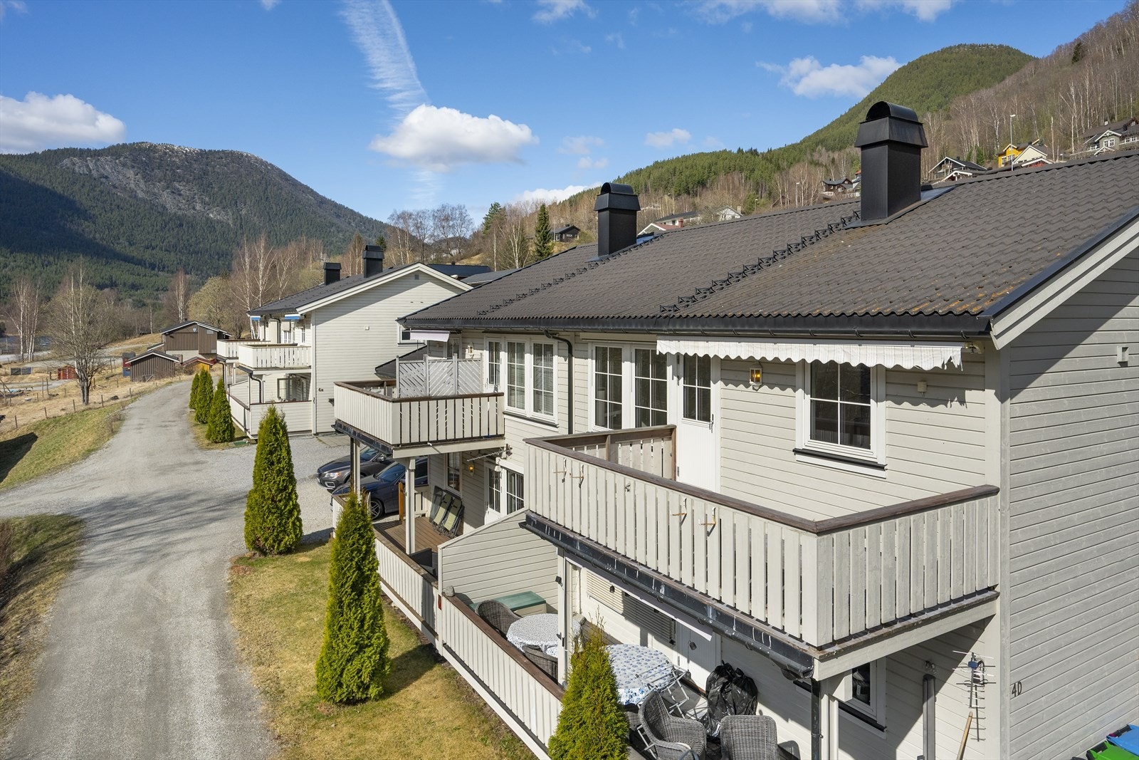 Det er kort avstand til ulike servicetilbud i Otta sentrum, samt til barnehage/skole. Galleribilde