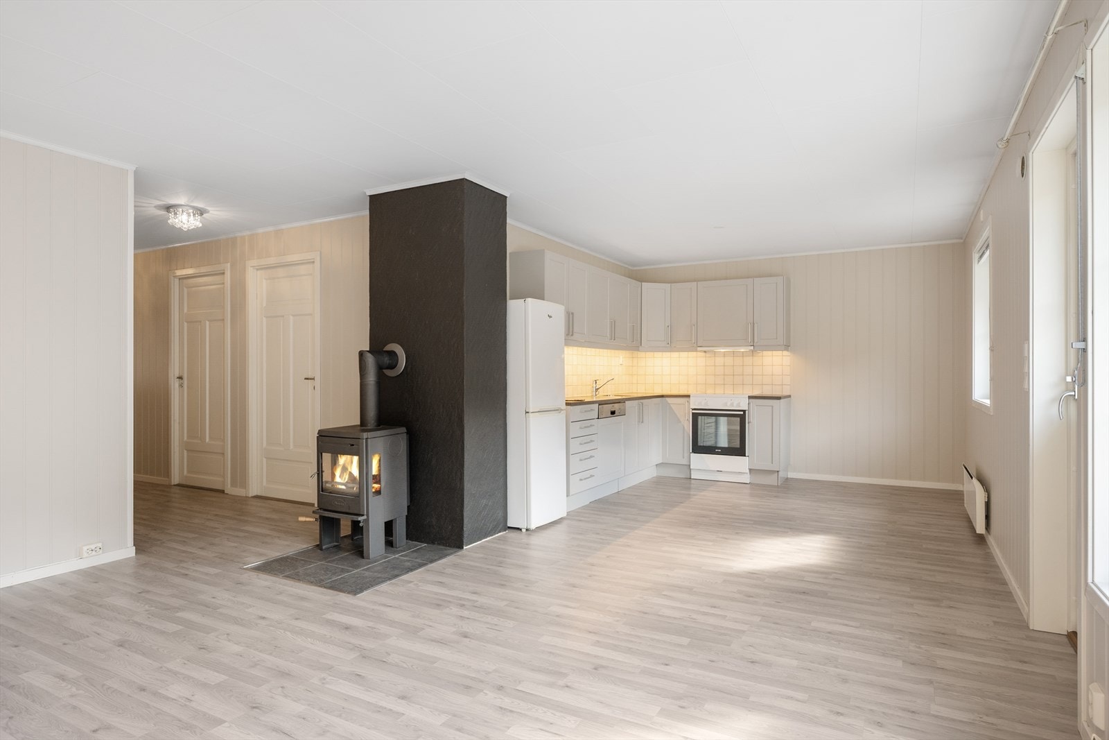 Peisovnen er plassert midt i rommet og gir god varme på kalde dager. Galleribilde