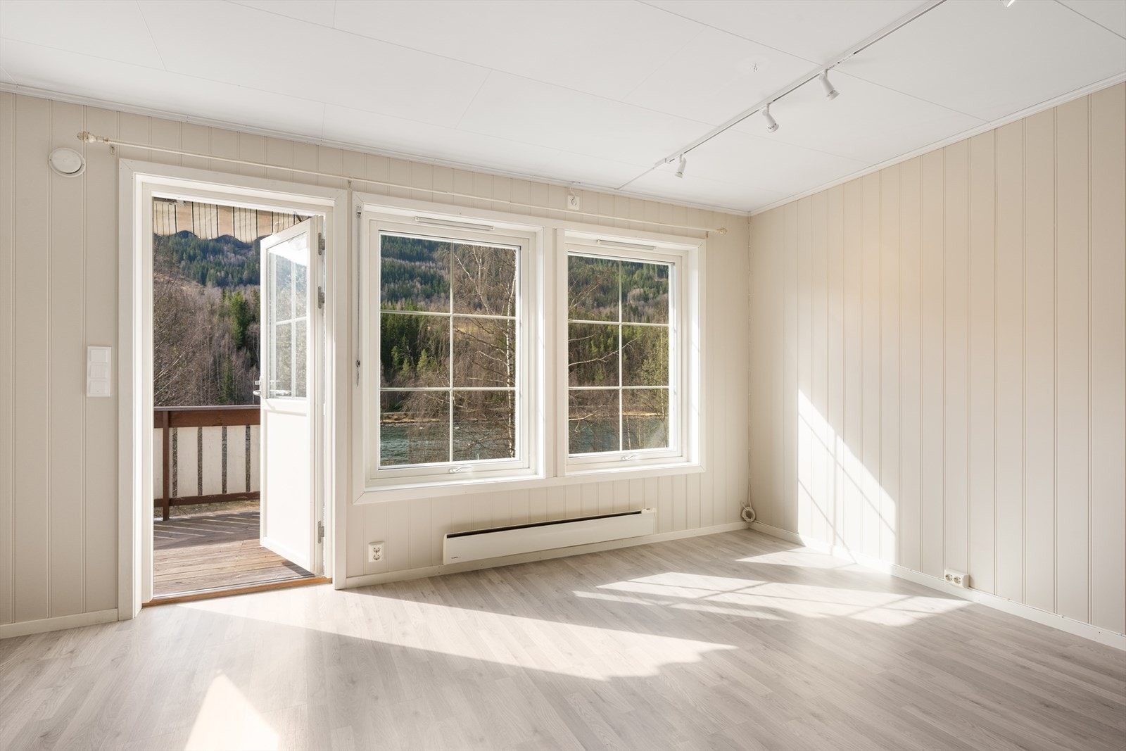 Fra stue/kjøkken er det utgang til terrasse på ca 20 kvm. Galleribilde