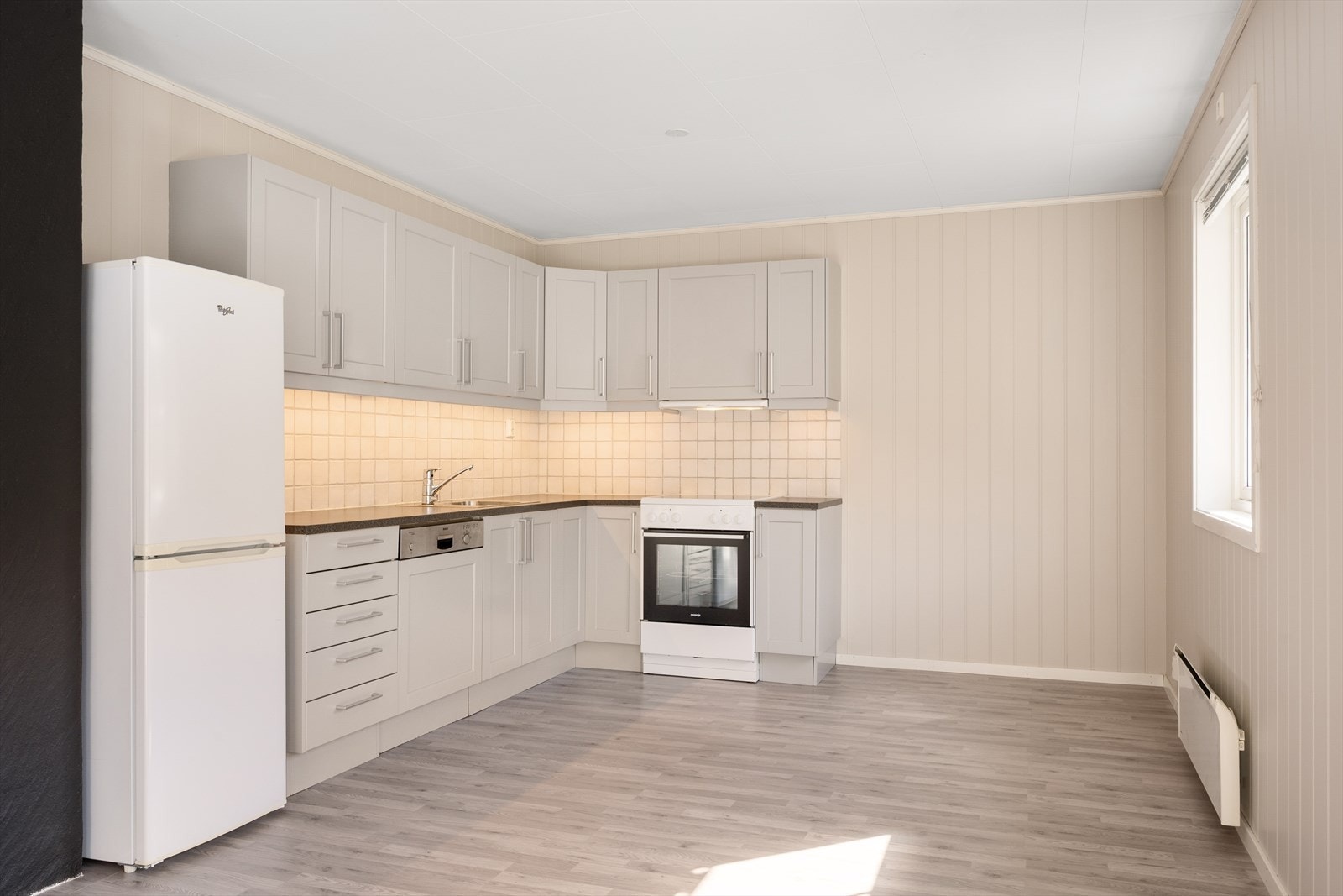 Det er frittstående kjøleskap og komfyr. Oppvaskmaskinen er integrert. Galleribilde