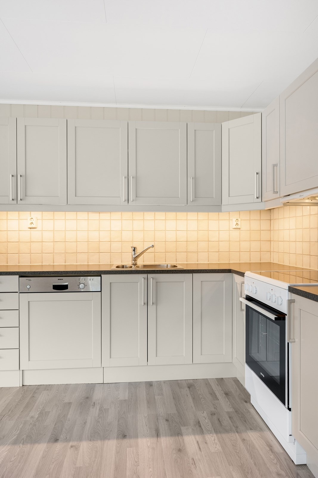 Kjøkkenet har godt med benkebelysning. Galleribilde