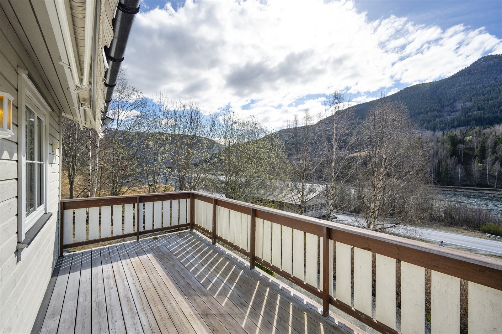 Det er fin utsikt mot nærliggende områder og Otta-elva. Galleribilde