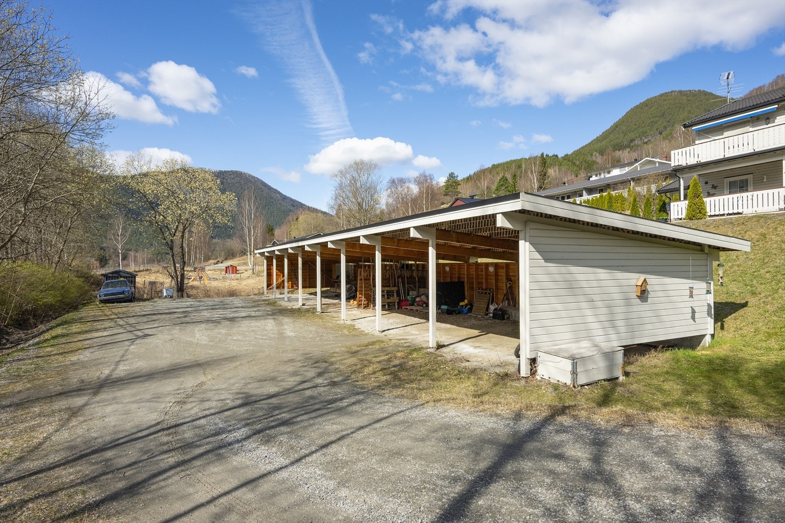 Det er parkering for 1 bil i felles carportanlegg nedenfor boligen. Galleribilde