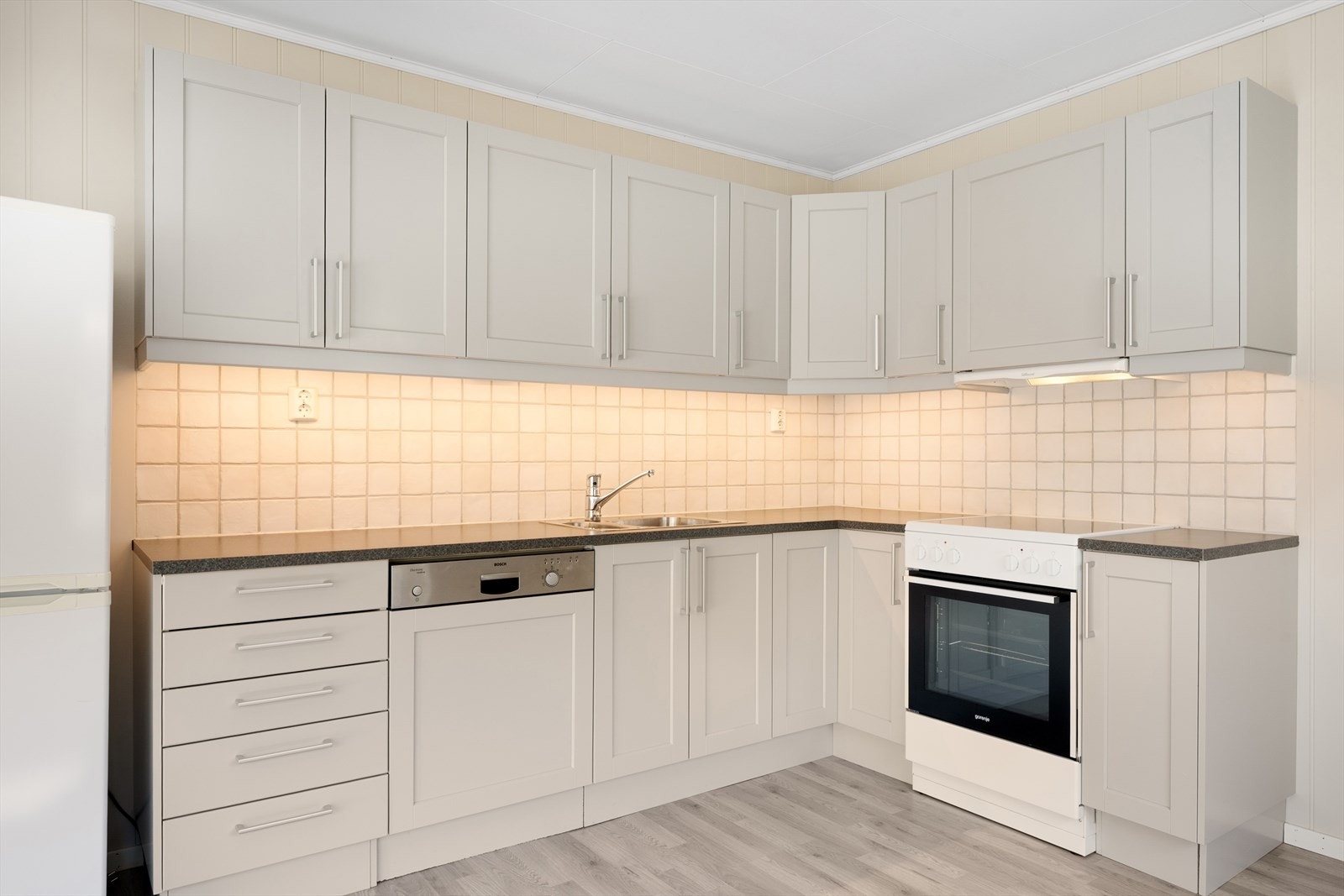 Over benk er det lagt smakfulle fliser i samme fargetone som innredningen. Galleribilde