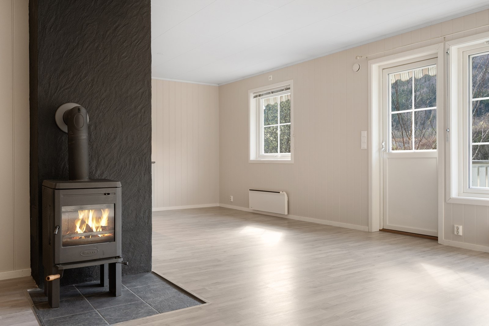 Alle overflater er holdt i lyse og tidsriktige farger, og det er gulv av laminat. Galleribilde