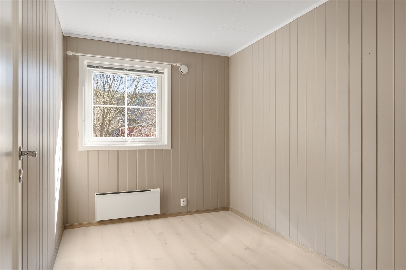 Soverom 2 er malt i en gråbeige farge. Galleribilde