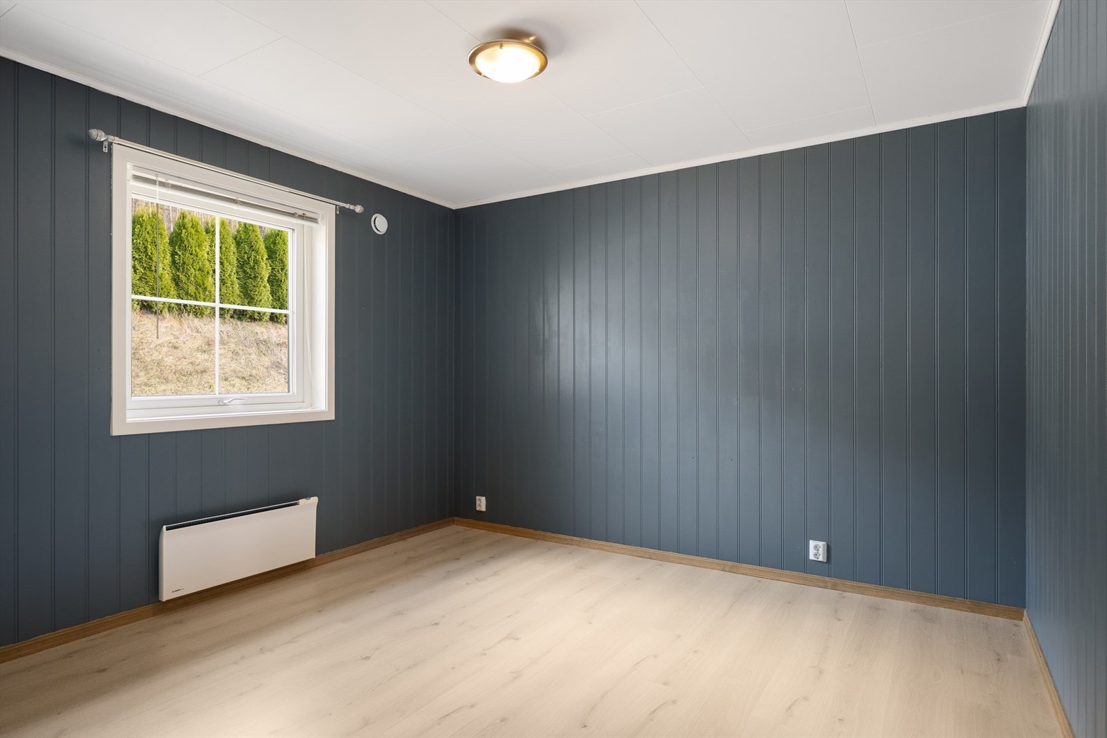 Det er to soverom i boligen - Hovedsoverommet er malt i en tidsriktig blåfarge. Galleribilde