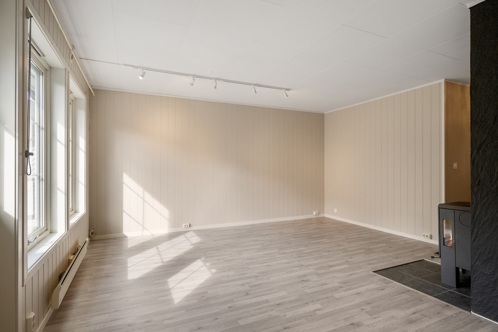 I taket i stuedelen er det montert spotskinne. Galleribilde