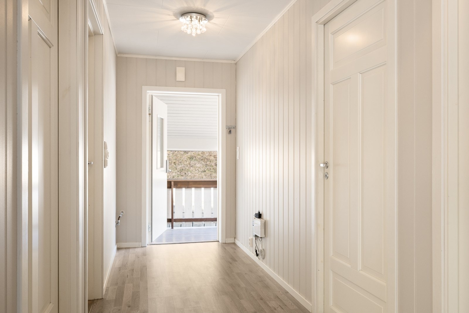 En lys entré ønsker deg velkommen inn. Galleribilde