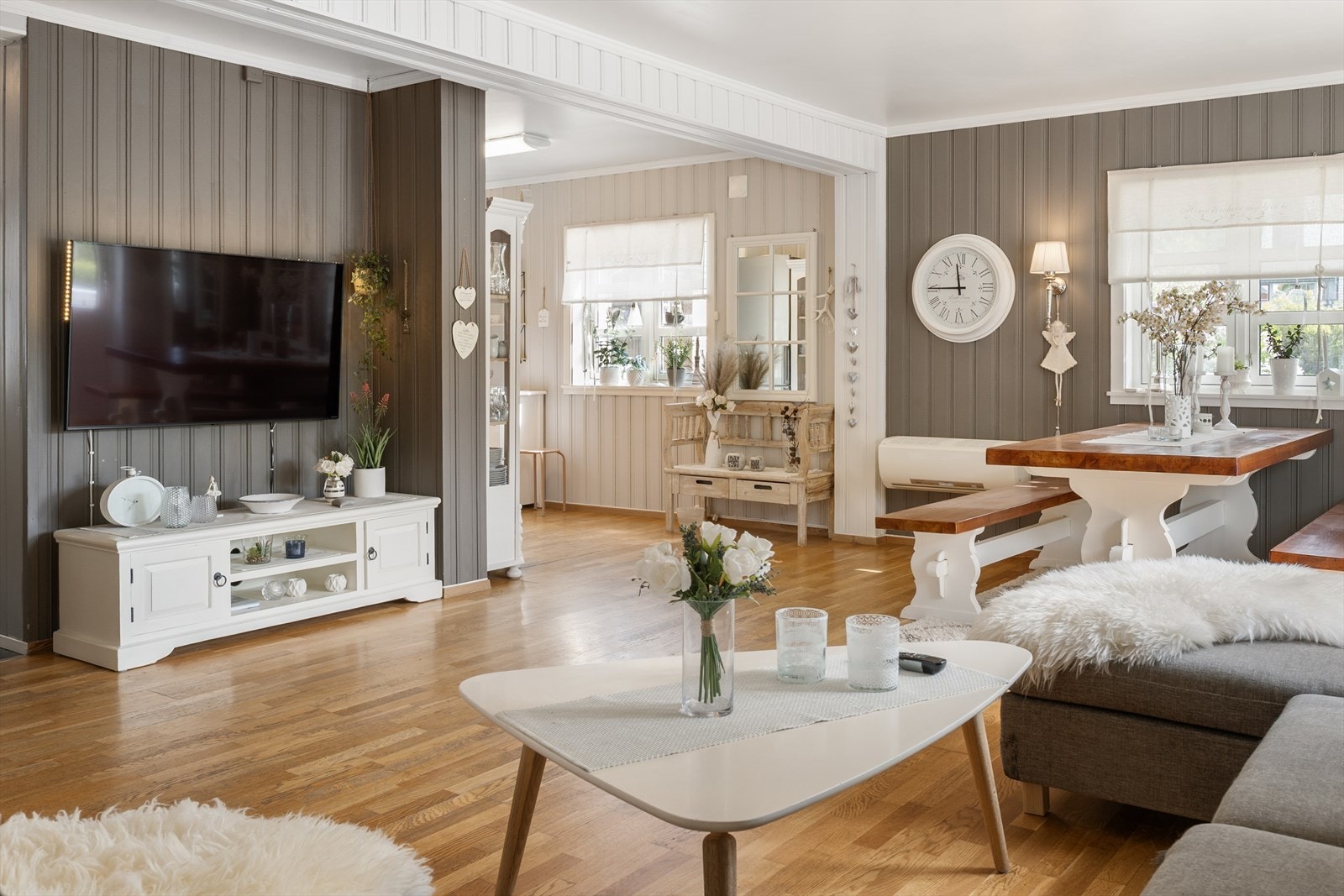 Her får man plass til både sofagruppe, TV-møbler, spisestue mm. Galleribilde