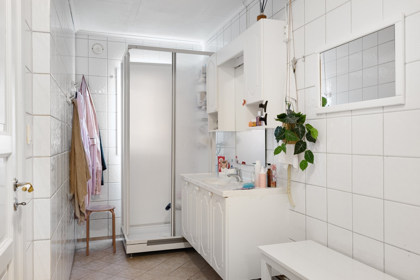 Rommet er innredet m/lys og romslig skapinnredning, dusjkabinett og gulvmontert wc. Kostnader til renovering må påregnes. Galleribilde