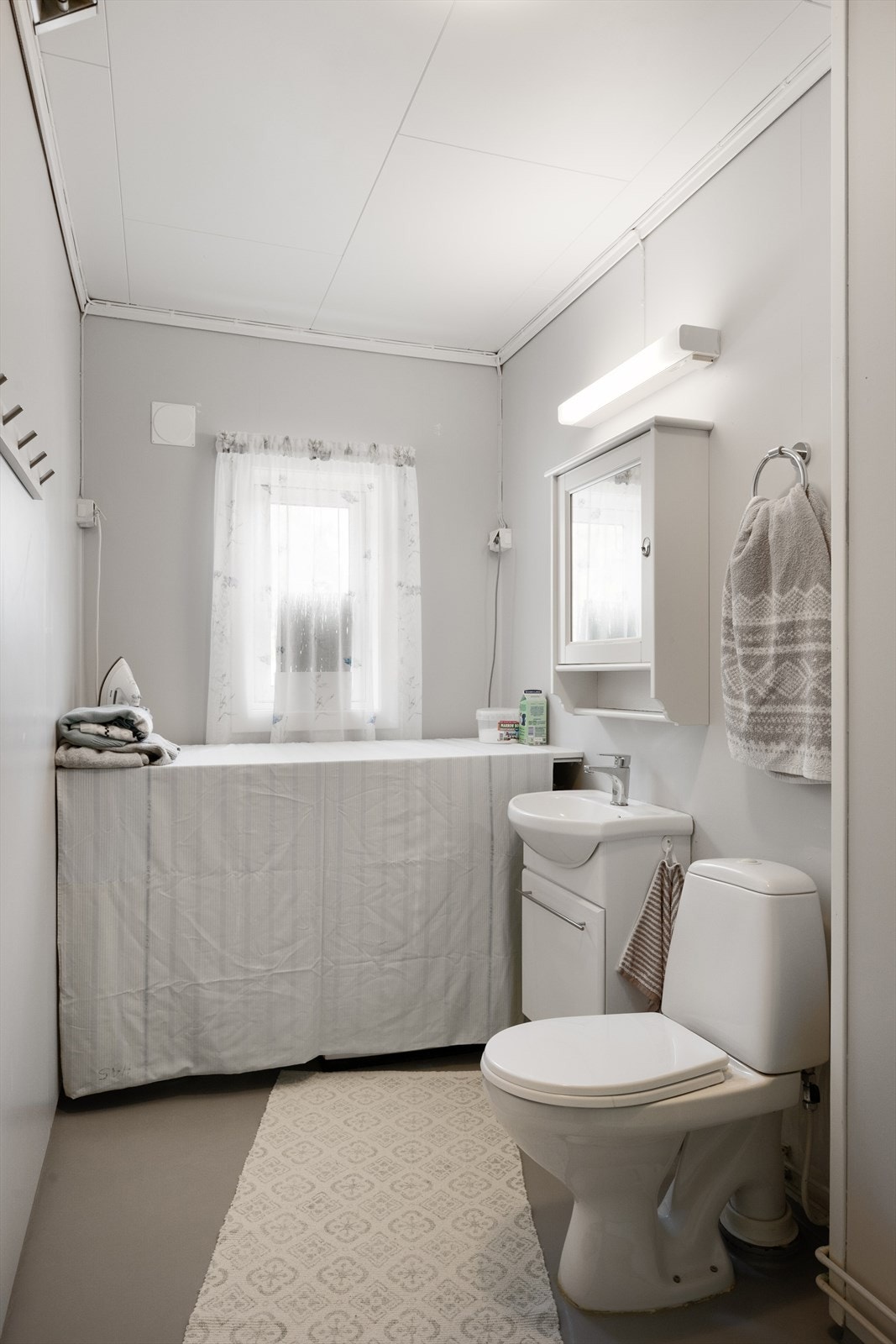 Badet har enkelt standard og er innredet med malte sponplater og gulvbelegg. Kostnader til renovering må påregnes. Galleribilde