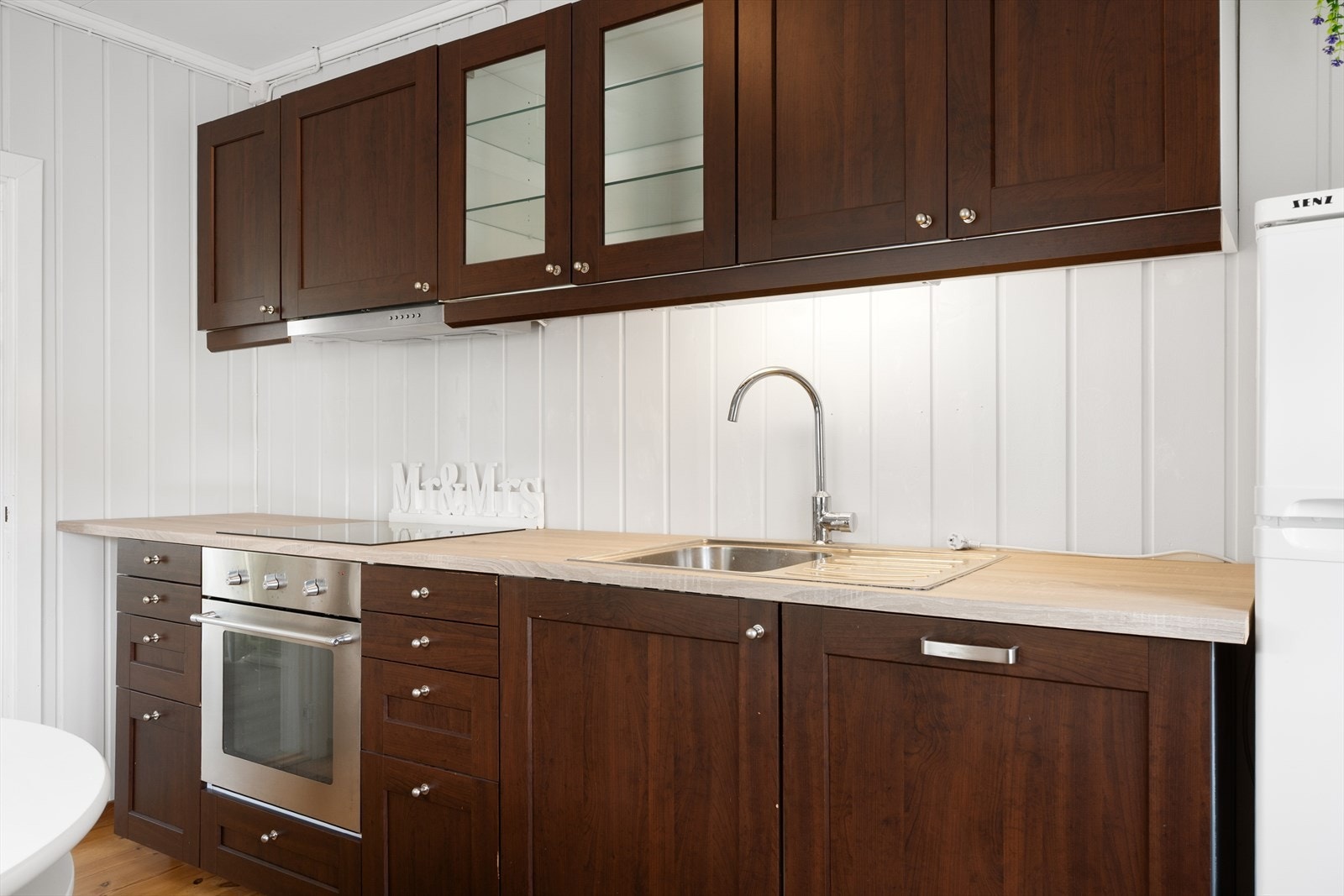 Det er nedfelt stålkum og integrert platetopp og komfyr. Kjøleskapet er frittstående. Galleribilde