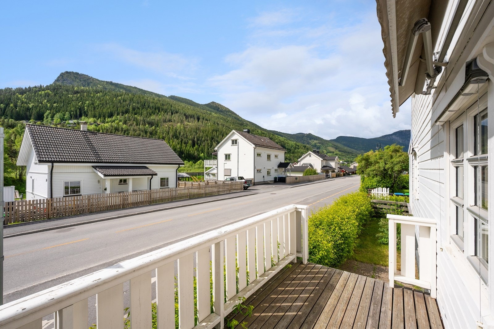 Fra terrassen er det trapp ned til uteområdet. Galleribilde