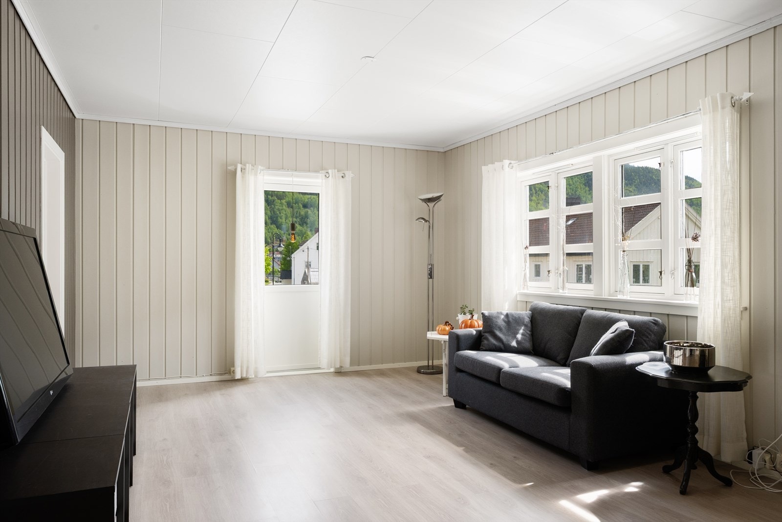 Overflater er malt i moderne farger - Fra stua er det utgang til balkong. Galleribilde