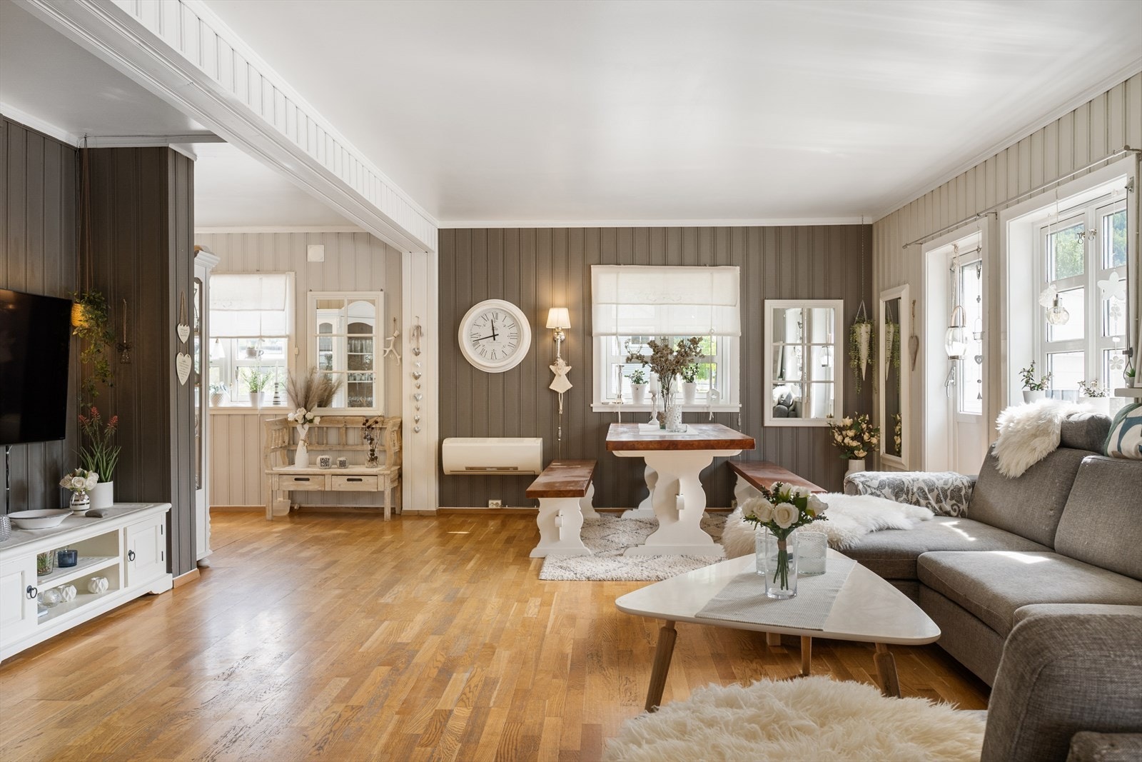 De panelte veggene er malt i tidsriktige farger. Galleribilde