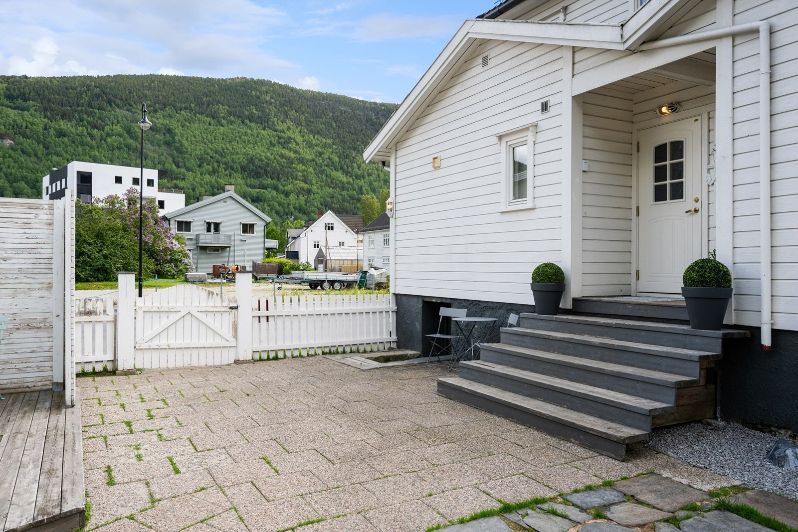 Boligen har en hyggelig adkomst og inngangsparti. Galleribilde