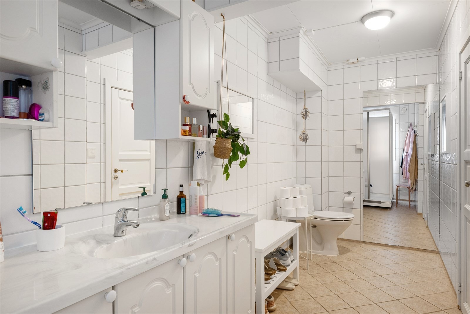 Badet har flislagte overflater og er praktisk innredet. Galleribilde