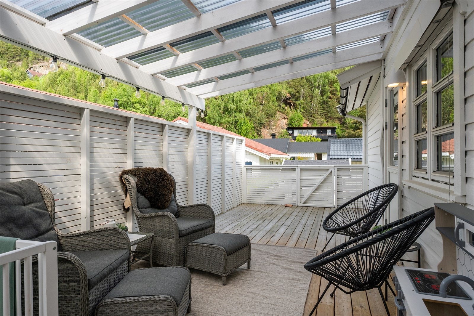 Noen få trappetrinn tar deg videre ut til resten av uteområdet. Galleribilde