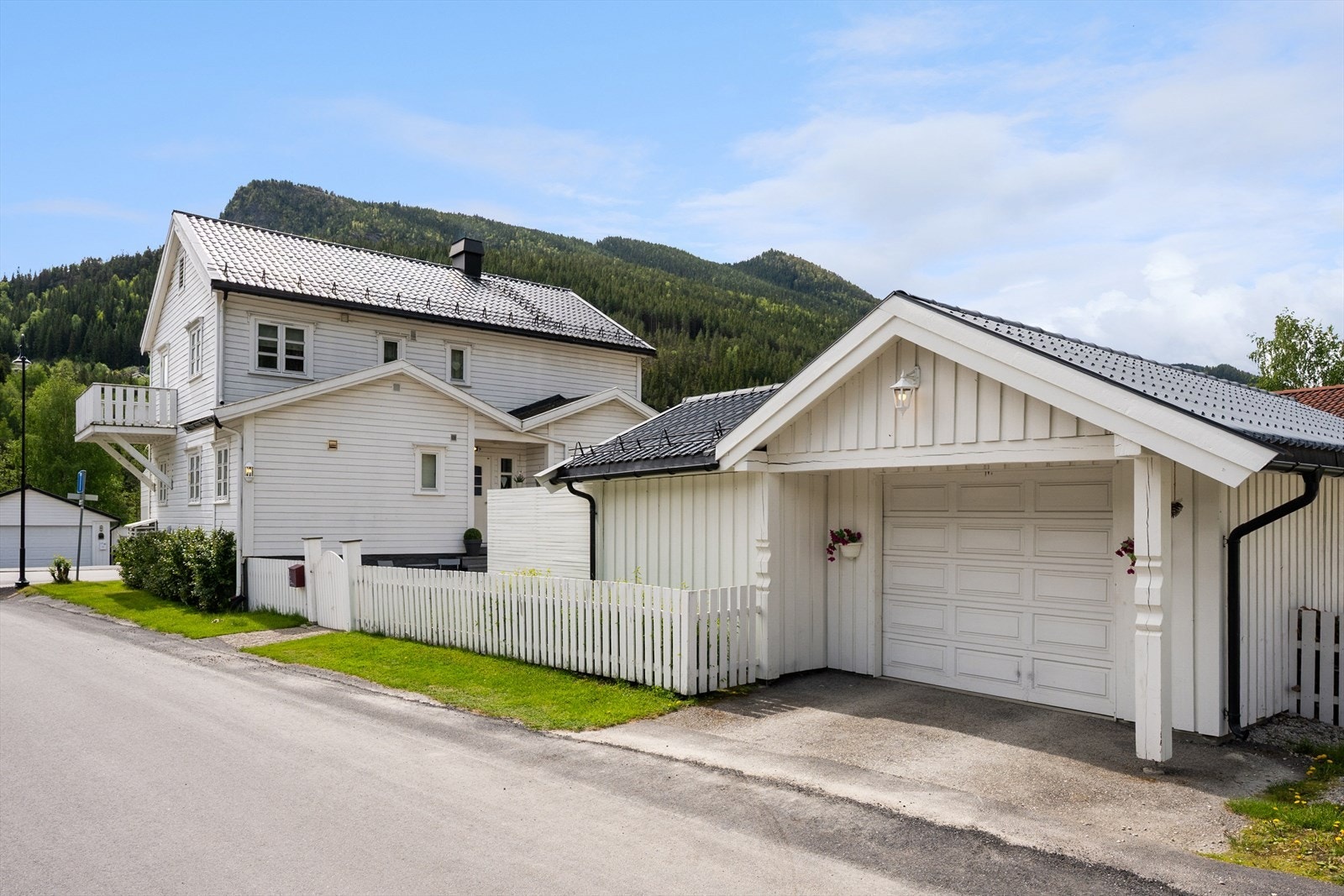 Det er parkering i garasje. Galleribilde