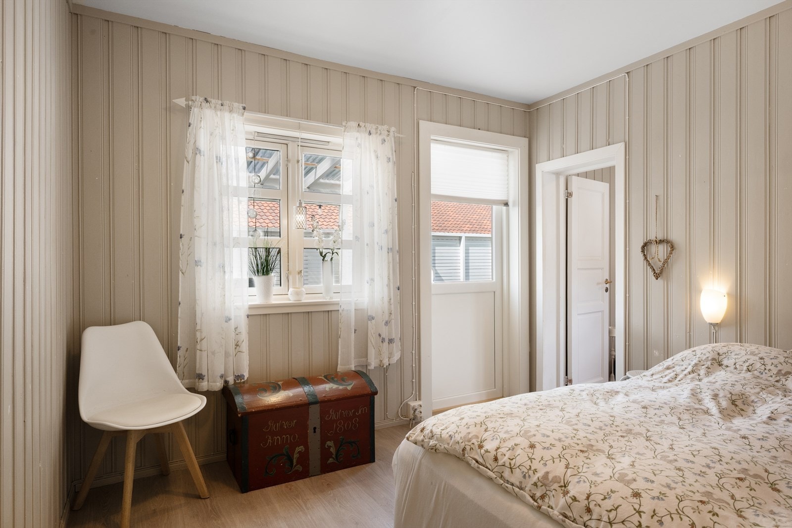 Hovedsoverom - Det er totalt 4 soverom i boligen hvorav to ligger i 1. etasje. Galleribilde