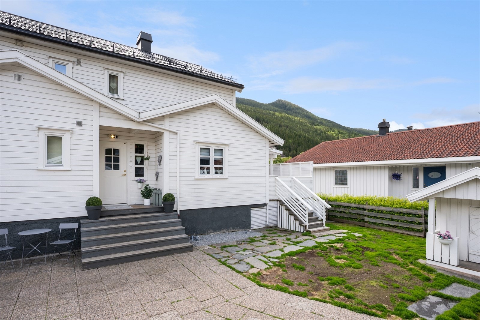 Et overbygd inngangsparti ønsker deg velkommen! Galleribilde