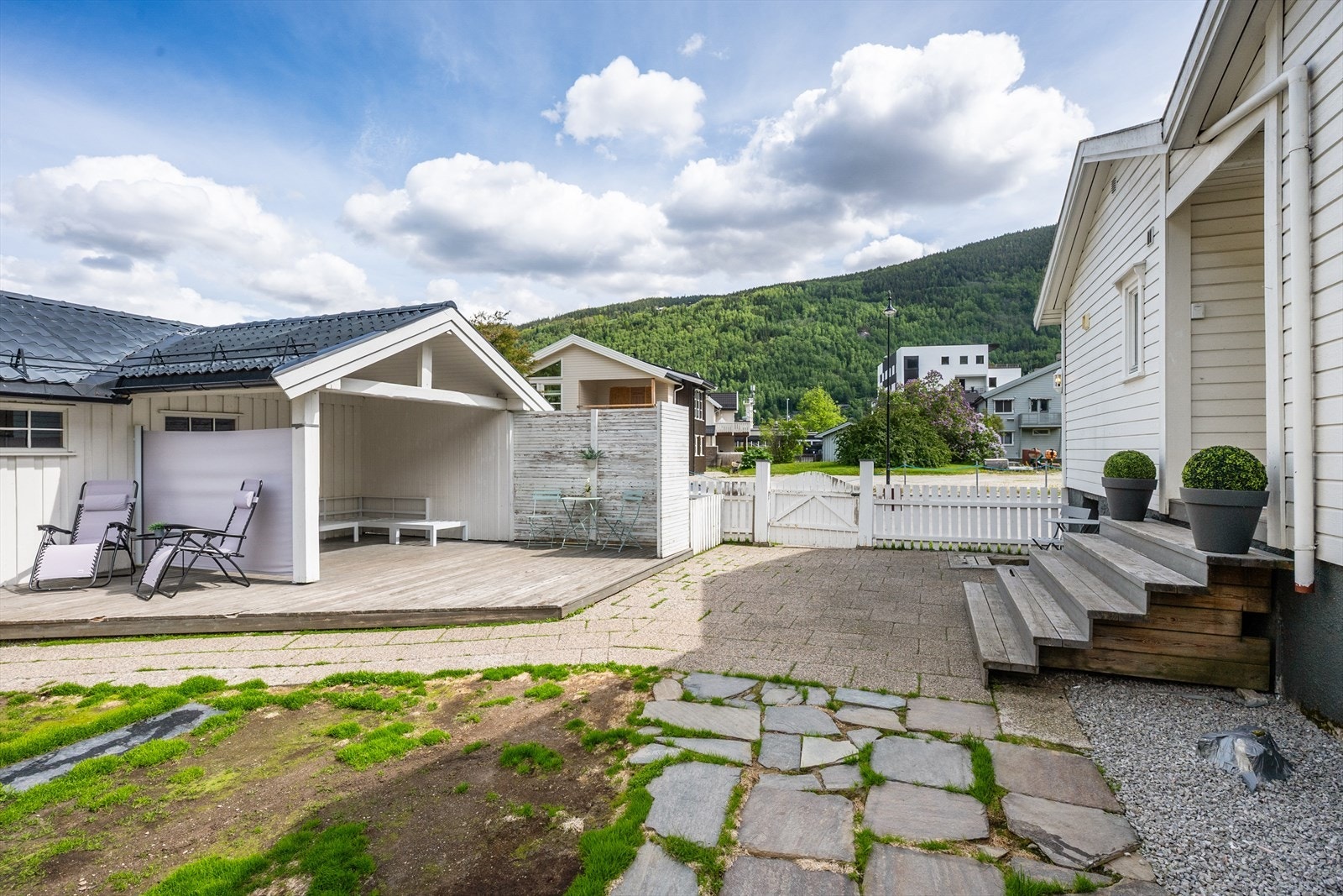 I tilknytning til garasjen er det anlagt platting med takoverbygg. Galleribilde